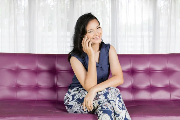 Woman speaking on mobile phone while smiling — Stock Photo, Image