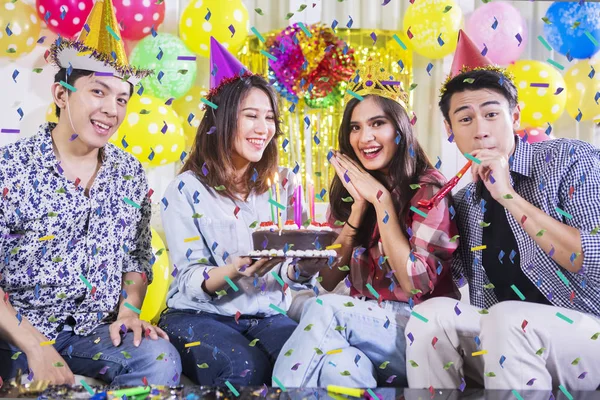 Gençler arkadaşları için doğum günü tebrik