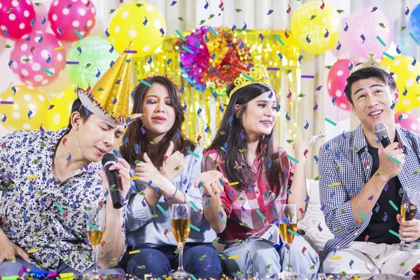 Birlikte şarkı söyleyen gençler parti veriyor