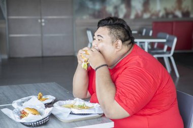 Kilolu adam alkolsüz içecek ve fast food tekme