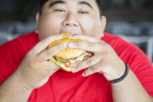 Uomo in sovrappeso calci soft drink e fast food — Foto Stock