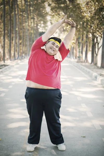 ソフトドリンクとファーストフードを蹴る太りすぎの男 — ストック写真