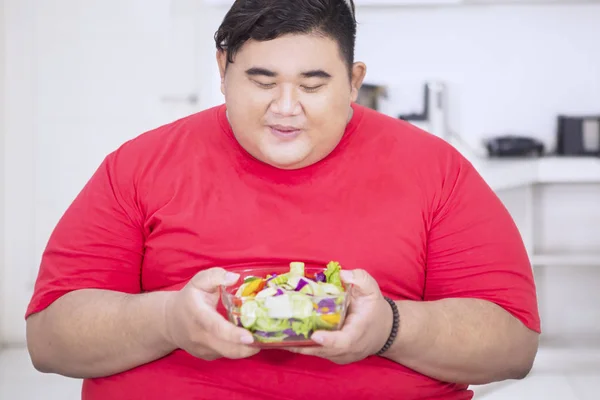 Nadváha muž kopající měkké pití a rychlé občerstvení — Stock fotografie