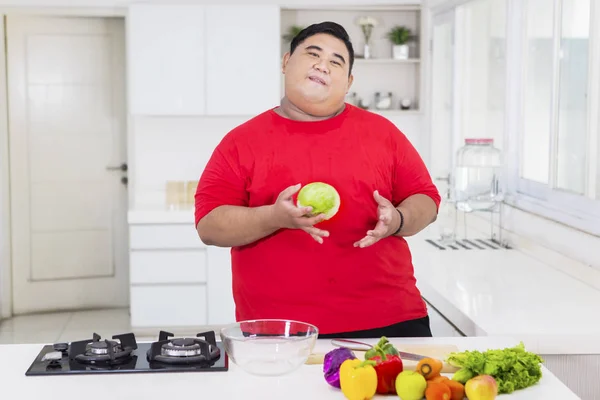 Homem com excesso de peso chutando refrigerante e fast food — Fotografia de Stock