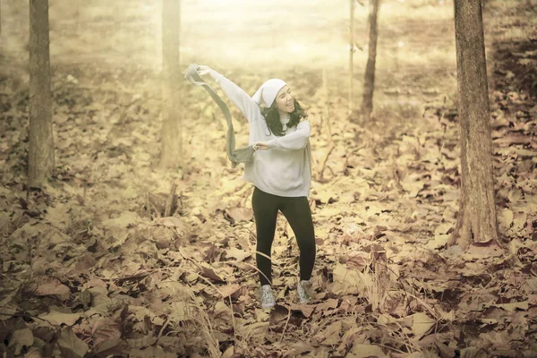 Donna felice che balla nel parco autunnale — Foto Stock