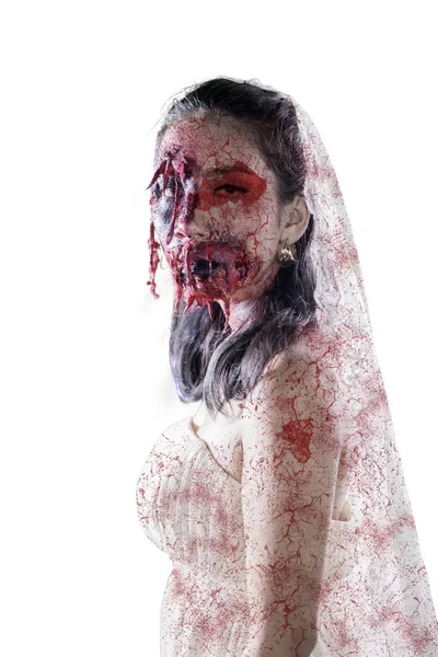 Fantasma horrible novia con la cara ensangrentada en el estudio — Foto de Stock