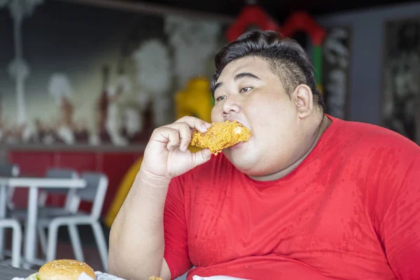 Kilolu adam alkolsüz içecek ve fast food tekme — Stok fotoğraf