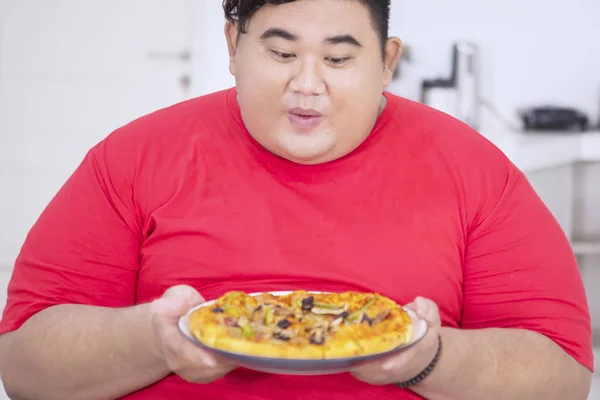 Hombre con sobrepeso pateando refrescos y comida rápida —  Fotos de Stock