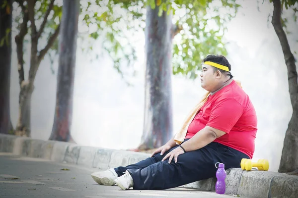 Hombre con sobrepeso pateando refrescos y comida rápida —  Fotos de Stock