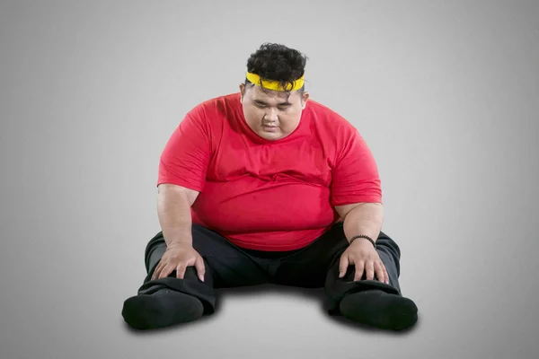 Overweight man kicking soft drink and fast food — Stock Photo, Image