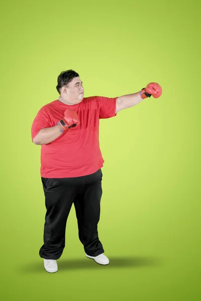 ソフトドリンクとファーストフードを蹴る太りすぎの男 — ストック写真