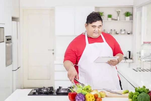 Kilolu adam alkolsüz içecek ve fast food tekme — Stok fotoğraf