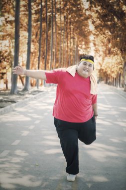 Kilolu adam alkolsüz içecek ve fast food tekme