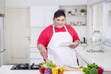 Genç şişman adam stüdyoda egzersizleri sonra yorgun görünüyor