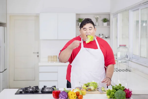 超重的人踢软饮料和快餐 — 图库照片