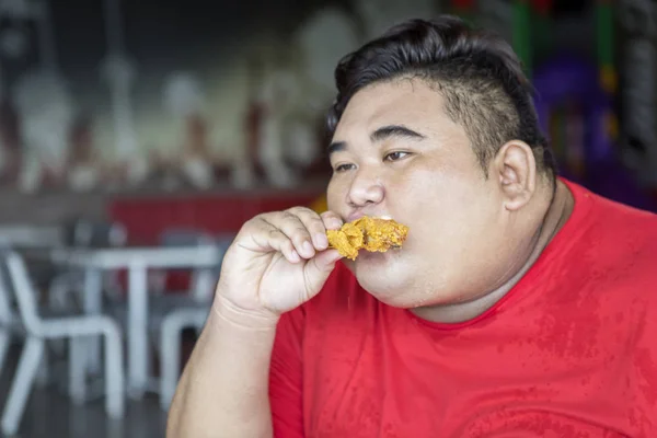 Homem com excesso de peso chutando refrigerante e fast food — Fotografia de Stock
