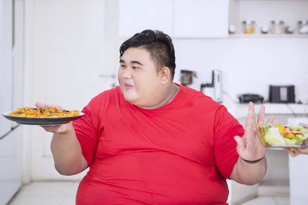 Homem com excesso de peso chutando refrigerante e fast food — Fotografia de Stock