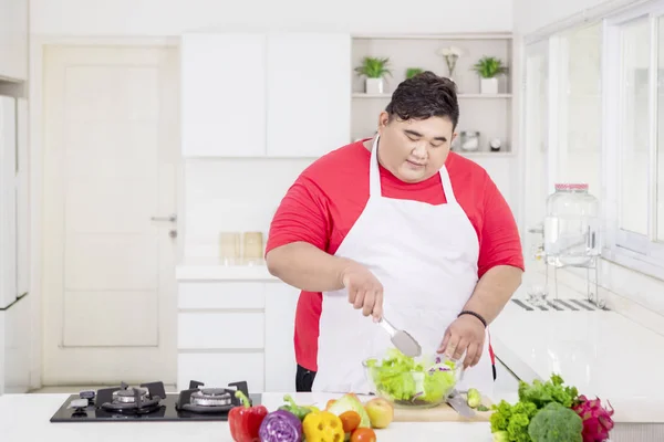 Nadváha muž, který dělá misku zdravého salátu — Stock fotografie