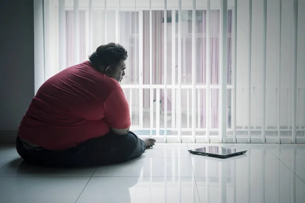 Jovem gordo parece cansado após exercícios em estúdio — Fotografia de Stock