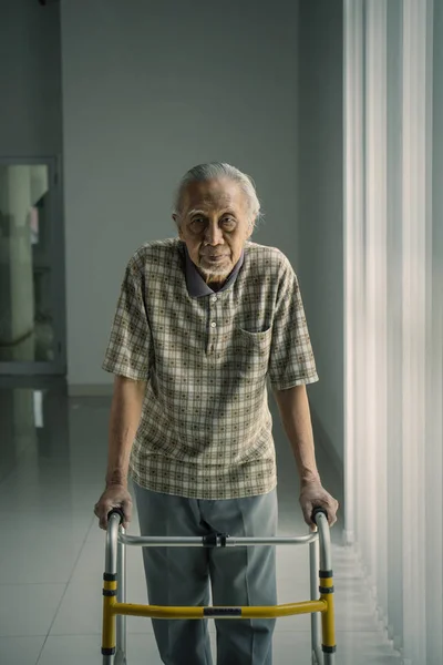 Старший мужчина шагает с ходячим — стоковое фото