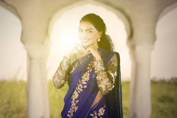 Ντροπαλός γυναίκα φορώντας ένα μπλε Σάρι ρούχα — Φωτογραφία Αρχείου
