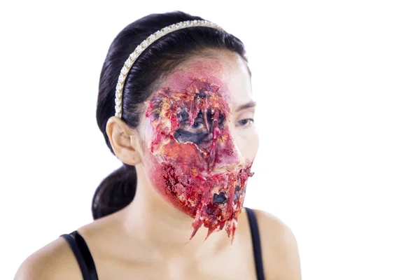 Mujer joven haciendo maquillaje de cara de horror en el estudio — Foto de Stock