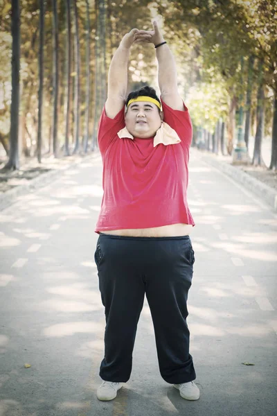 Hombre gordo joven se ve cansado después de ejercicios en el estudio — Foto de Stock