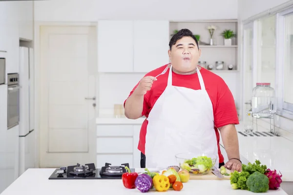 Jovem obeso desfrutando de salada saborosa — Fotografia de Stock