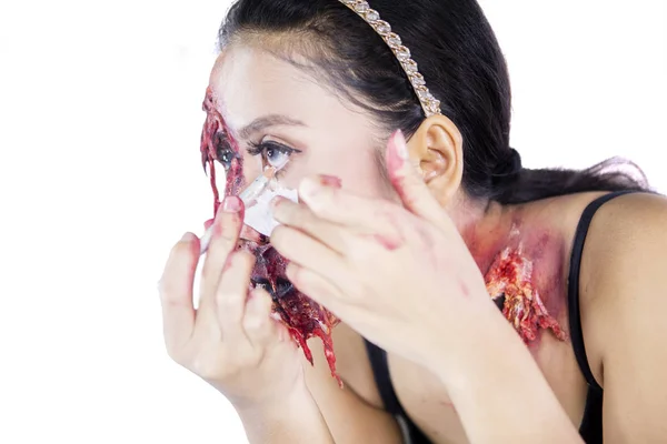 Genç kadın stüdyoda korku yüz makyaj yapıyor — Stok fotoğraf
