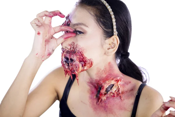 Mujer joven haciendo algunos efectos especiales maquillaje —  Fotos de Stock