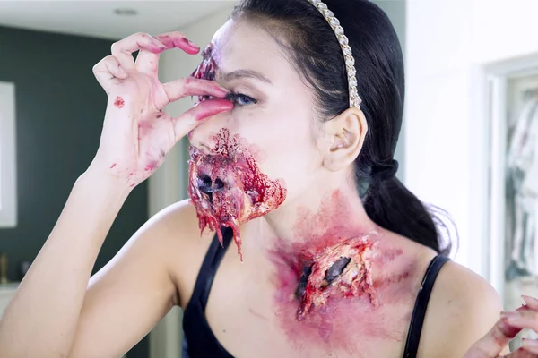 Mujer joven en horribles heridas maquillaje — Foto de Stock