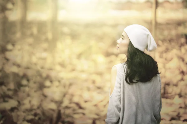 Junge Frau steht im Herbstpark — Stockfoto