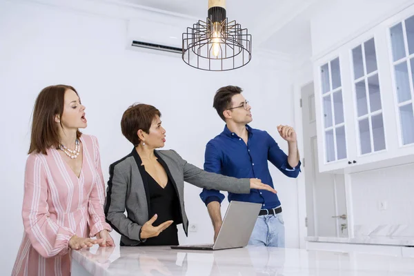 Young couple discussing with a real estate agent — Stock Photo, Image