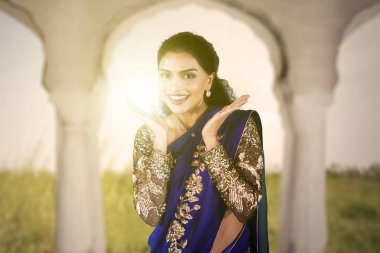 Hintli kadın gülümseyerek ve kameraya poz