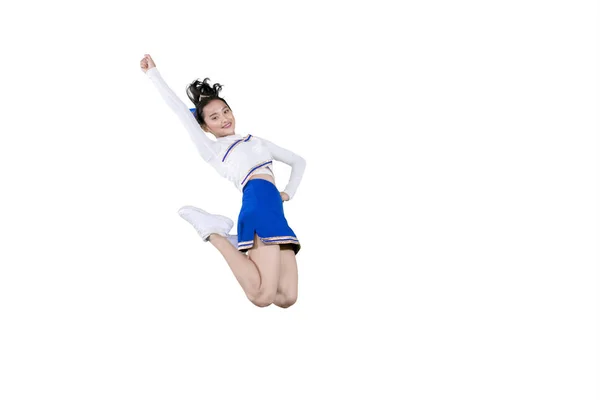 Ásia cheerleader menina jumping no o estúdio — Fotografia de Stock