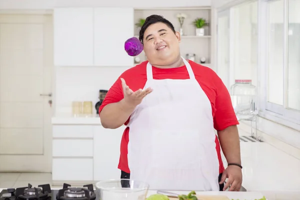 Hombre gordo sonriente lleva ropa deportiva en otoño — Foto de Stock