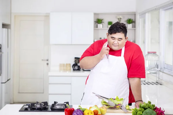 Sourire gros homme porte des vêtements de sport à l'automne — Photo