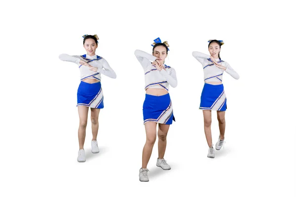 Gruppo di ragazze cheerleader che ballano in studio — Foto Stock