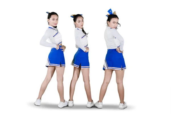 Gruppo di ragazze cheerleader in piedi su studio — Foto Stock