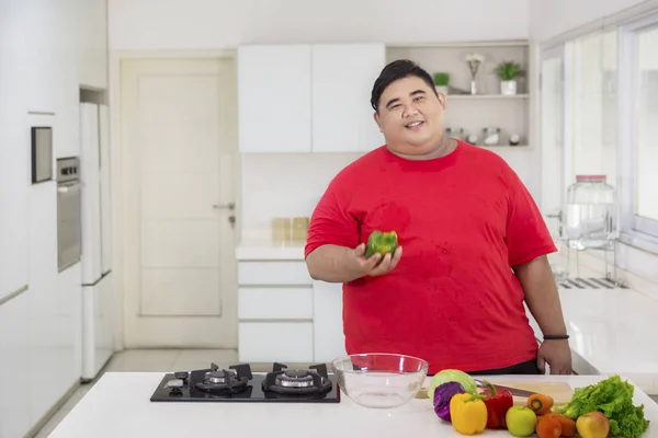 Hombre gordo sonriente lleva ropa deportiva en otoño — Foto de Stock