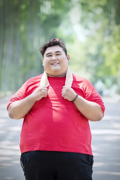 Hombre gordo sonriente lleva ropa deportiva en otoño — Foto de Stock