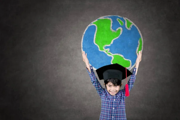 Kleine jongen met Graduation Cap en Globe — Stockfoto