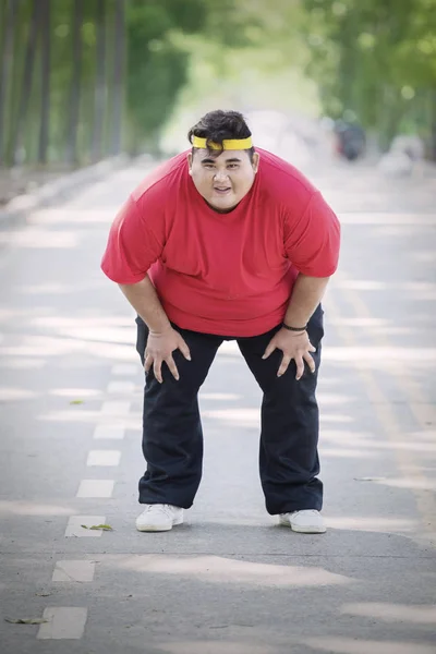 Hombre gordo sonriente lleva ropa deportiva en otoño — Foto de Stock