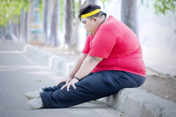 Gülümseyen şişman adam sonbaharda spor giyer — Stok fotoğraf