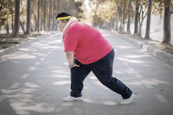 Улыбающийся толстяк носит спортивную одежду осенью. — стоковое фото