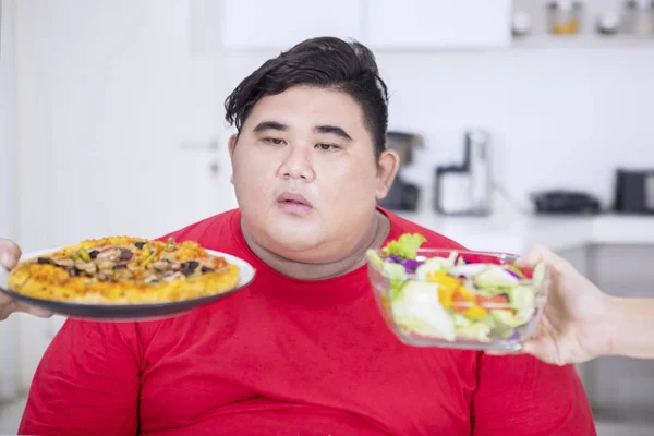 Hombre gordo sonriente lleva ropa deportiva en otoño — Foto de Stock