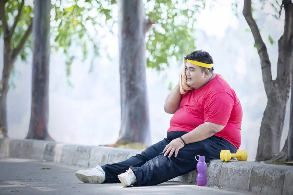 Hombre gordo sonriente lleva ropa deportiva en otoño —  Fotos de Stock