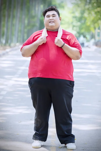 Hombre gordo sonriente lleva ropa deportiva en otoño — Foto de Stock