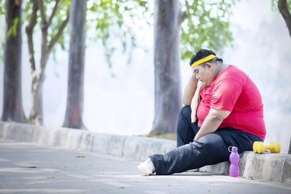 Νέος παχύσαρκος άνθρωπος φαίνεται δυστυχισμένος μετά την άσκηση — Φωτογραφία Αρχείου