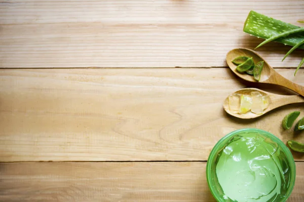 Aloe Vera Blätter und Gele mit Kopierraum über dem Tisch — Stockfoto